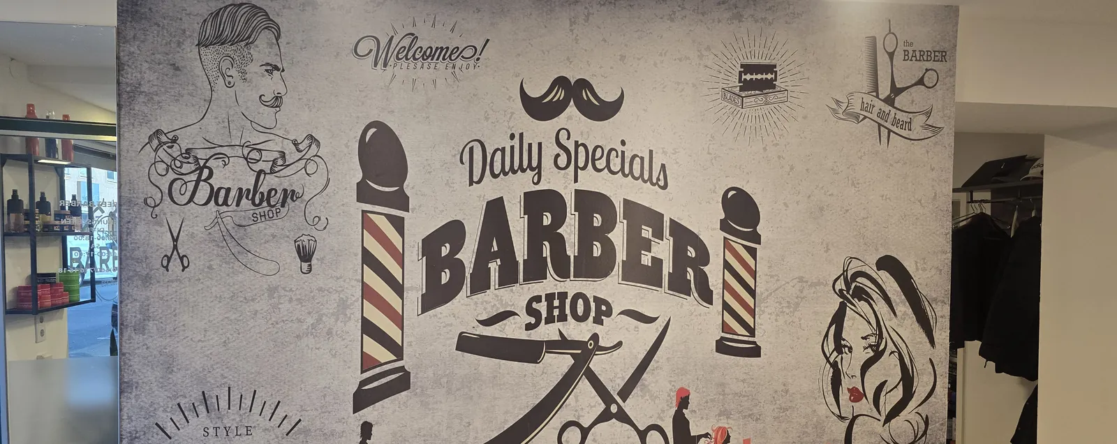 Großes Wandbild „Daily Specials Barber Shop“ mit Barber-Poles, Rasiermesser und Schere