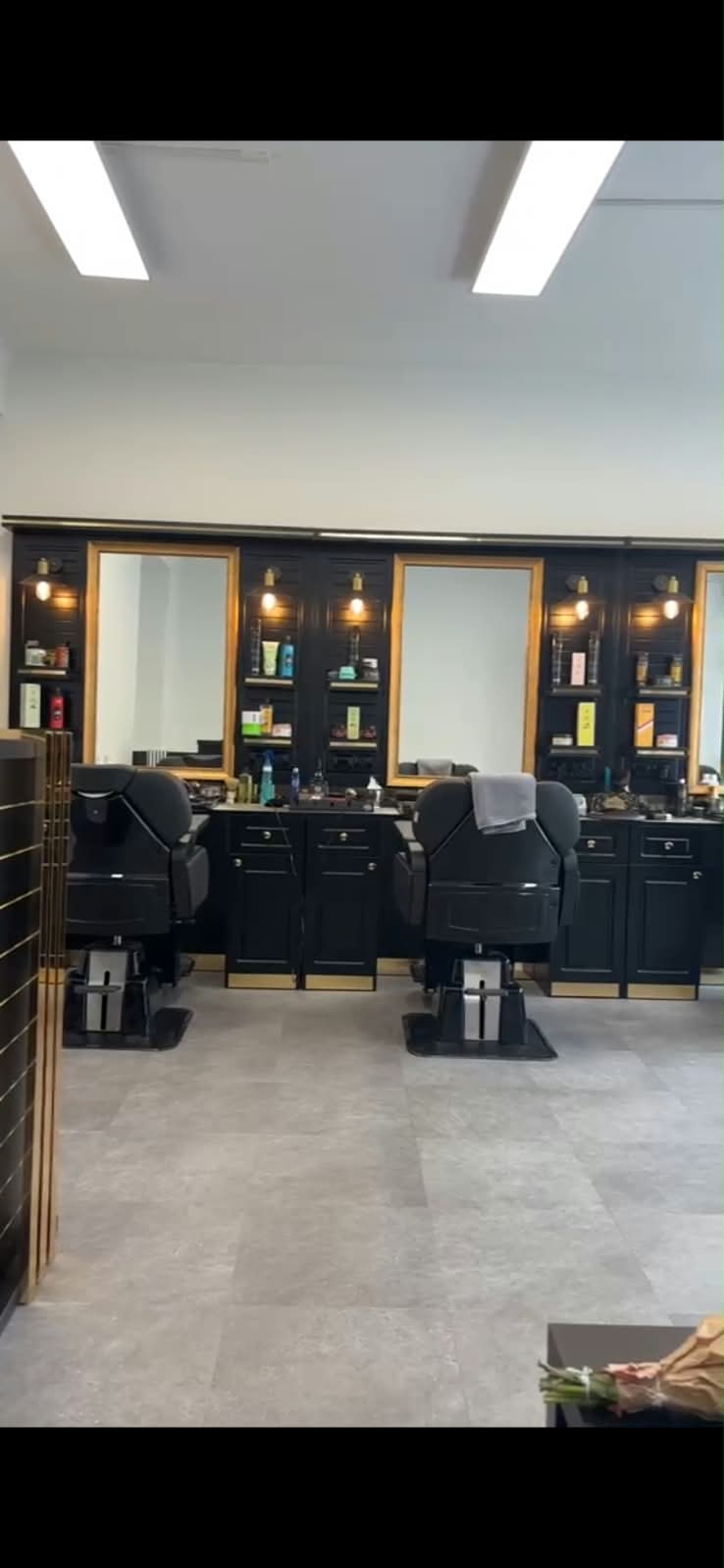 Street Barber Salon Innenansicht mit Goldspiegeln