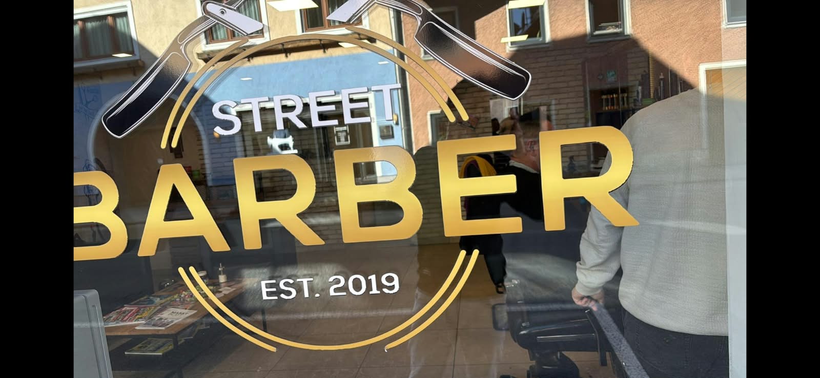 Street Barber Logo-Emblem auf der Schaufensterfront